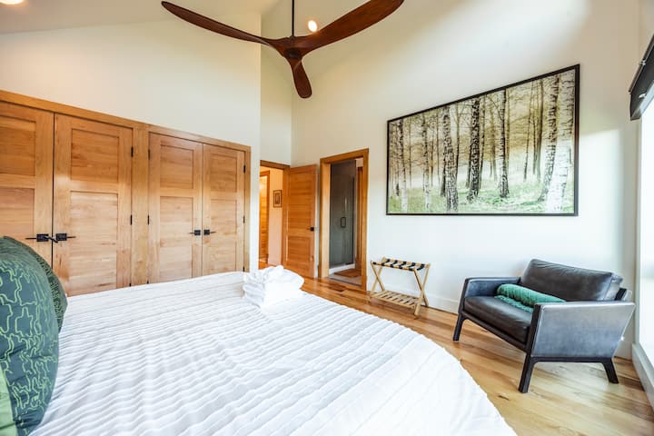 Bedroom 1
King bed - Maple (made in America) bed frame - Air conditioning - Bed linens - Ceiling fan - Clothing storage - Extra pillows and blankets - Hangers - Heating - Room-darkening shades - Iron and Ironing table.
River view.