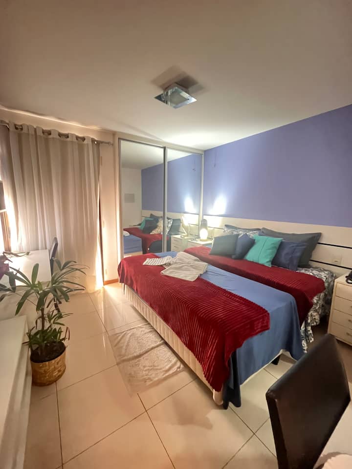 มีเตียงเดี่ยวสองเตียงที่รวมกันเป็นเตียงคู่ เตียงเสริมอีกเตียงอยู่ใต้เตียงนอน ผู้เข้าพักบอกเราว่าอยากให้จัดเตียงอย่างไร ในรูปด้านบน เตียงแยกจากกันและดึงเตียงด้านล่างออกมาได้ 