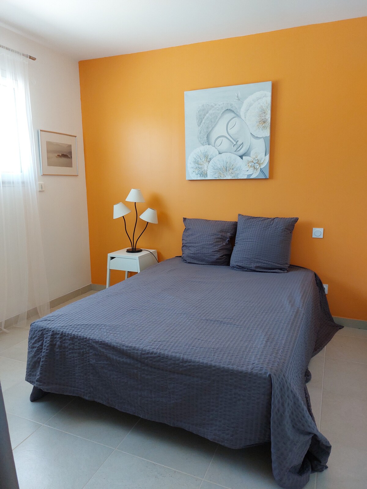 Bračni krevet (140x190), ormar.