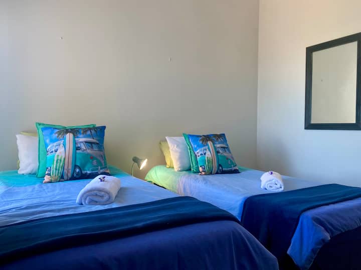 Dormitorio infantil, dos camas individuales.