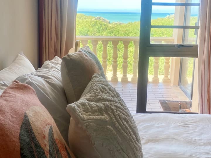 Hermosa vista al mar desde la cama tamaño queen. 