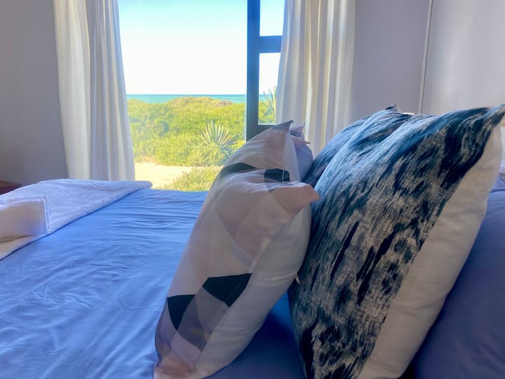 Despiértate con el sonido de las olas desde el dormitorio principal. 