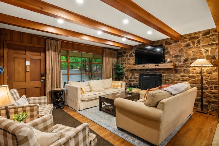 Cozy Lake Harmony Home W/ Hot Tub & Game Porch - Lake Harmony, PA