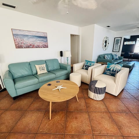 Successful Airbnb property: Heated Pool, Walk to Beach, Spacious, Sleeps 12 in Daytona Beach Shores