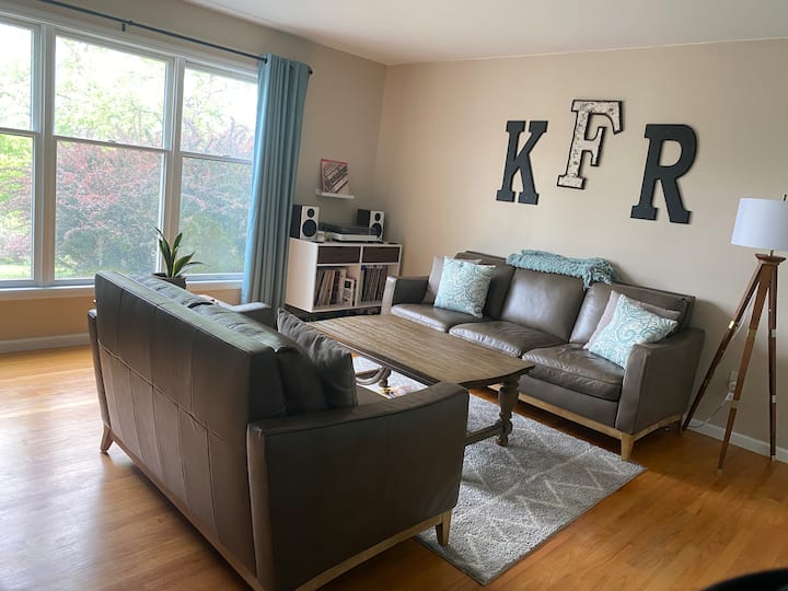 Drugi dnevni boravak odličan je dodatni prostor s velikim prozorom i radnim prostorom, što gostima omogućuje da se rašire i pronađu malo mira i tišine.  Ima vrata koja se mogu zatvoriti, pa je ovo odlična dodatna spavaća soba. Možemo vam osigurati zračni madrac za bračni krevet.