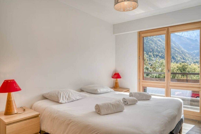 غرفة نوم كبيرة مع خزانة مزدوجة مدمجة وخزانة ملابس.
- سريران مفردان 90 × 200 يمكن دمجهما في سرير مزدوج 180 × 200.
الوصول إلى الشرفة المطلة على كتلة مونت بلانك.