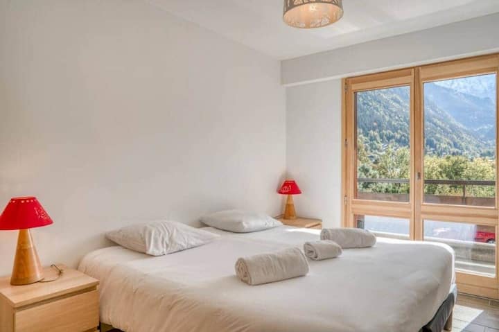 חדר שינה גדול עם ארון מובנה זוגי, מלתחה.
- 2 מיטות יחיד 90 X 200 שניתן לשלב למיטה זוגית אחת 180 X 200.
גישה למרפסת המשקיפה על הר מון בלאן.