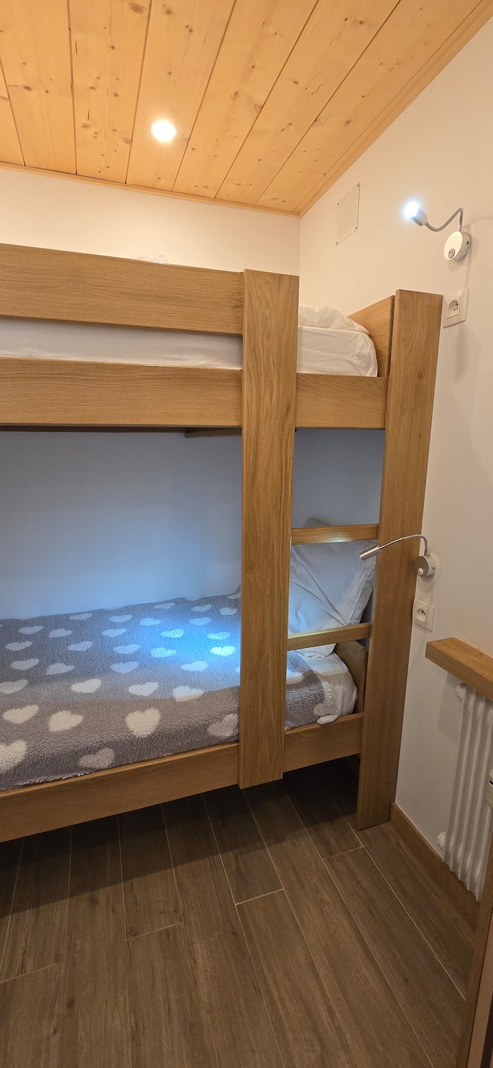 חדר בקתה, מיטות קומותיים 90X190.