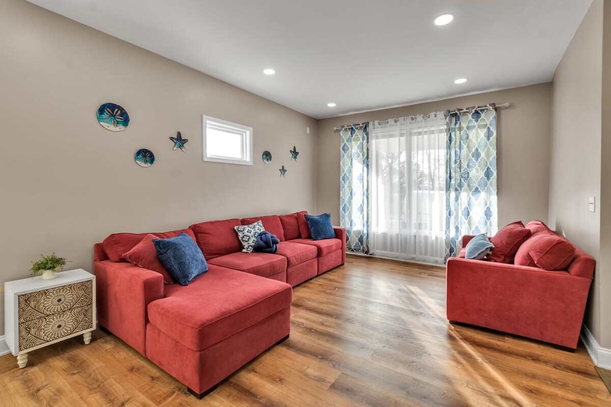 Popular Airbnb listing: *Riverview*Walk to Falls*Newly Renovated*1st floor in Niagara Falls
