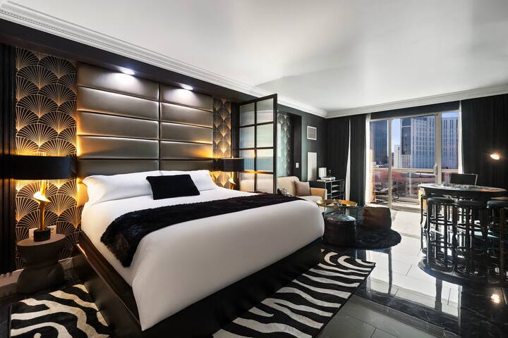 On LV Strip! Free Pool Access/Balcony/F1 Race View