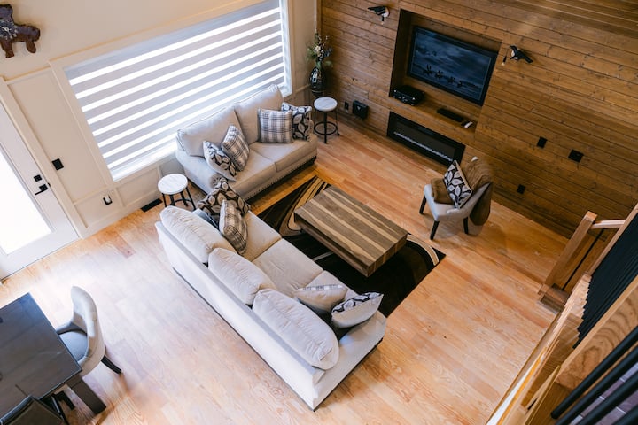 Crow's Nest Vacation Cabin - Sunshine Valley, BC
