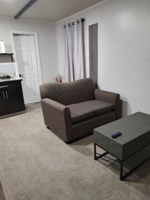 Popular Airbnb listing: What Layover? in Riverdale