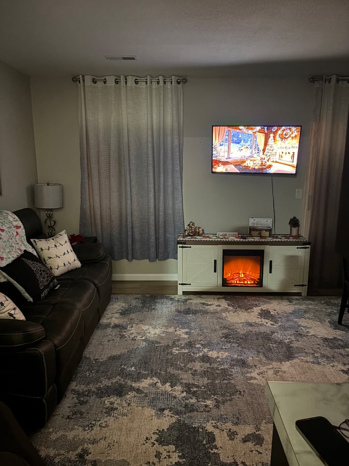 Sebule iliyo na viti 3 vya kukalia na meko ya kupendeza 