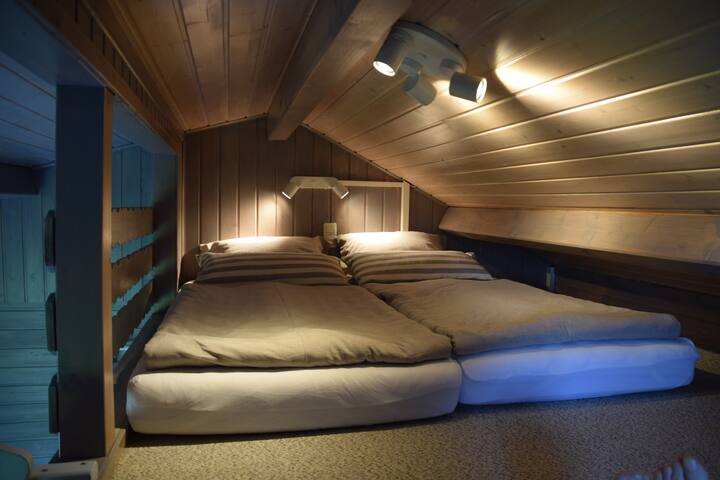 Camas cómodas con ropa de cama de algodón o cáñamo
