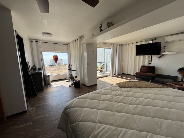 Აქვს მე-3 საძინებელთან დამაკავშირებელი აივანი
 (თითოეულ ოთახს აქვს აივანი)