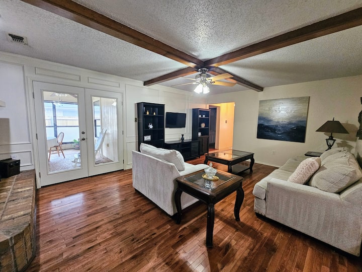 3 Br, 2 Bath House Located In Quaint Neighborhood - Fort Worth, TX