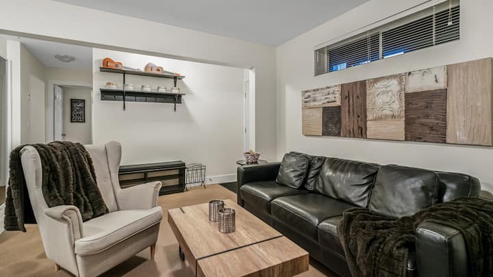 2 Large Br W/desks | Modern Suite | Main/fraser - Vancouver