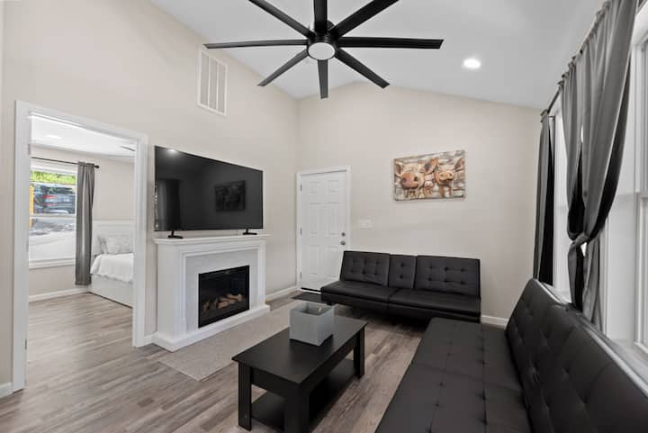 Salon avec grande télévision et foyer. 
2 futons, peuvent être convertis en lits. 