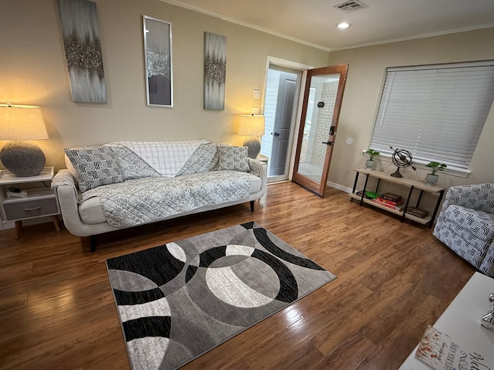 Classy Clean Home~minutes To Downtown& Fairgrounds - Oklahoma City, OK