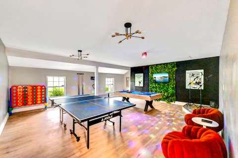 Ultimate Resort + 3 Game rooms +Hot tub + Pool !