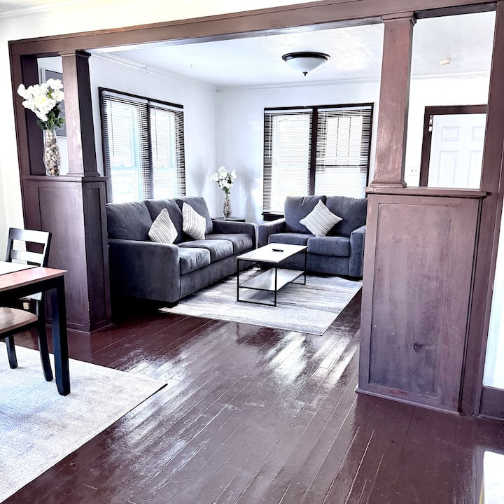 New! Cozy 2-bedroom House Near Lake - ミシガン・シティ, IN