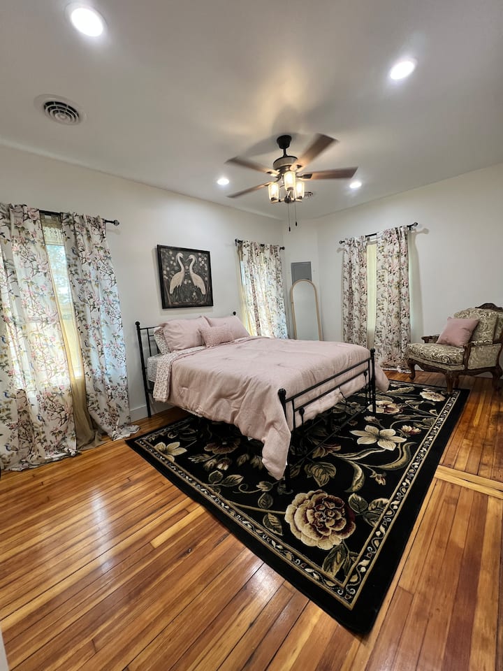 Velika spavaća soba s puno svjetla. Bračni krevet (160x200) s nadmadracem od memorijske pjene. Veliki ormar za odjeću u koji se može pohraniti prtljaga i koji je povezan s ogromnom glavnom kupaonicom s tuš-kabinom.