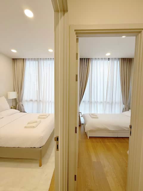 Modern 2BR | Paragon Area | Fast WiFi & Workspace