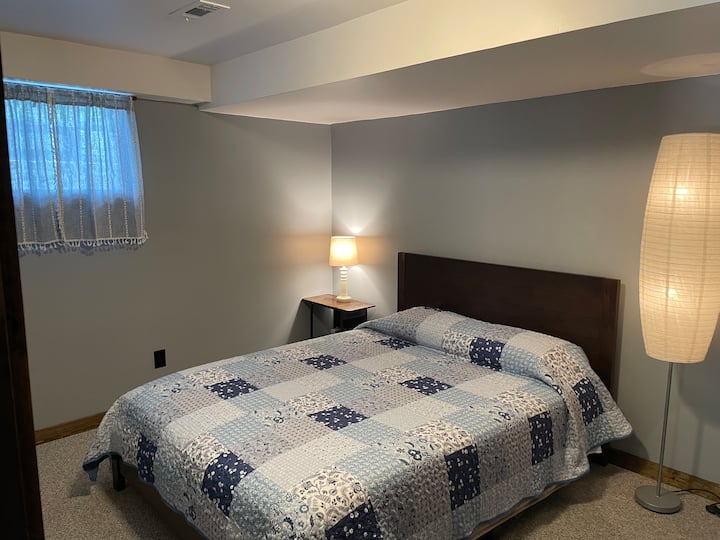 Долен етаж, двойно легло, скрин, гардероб.