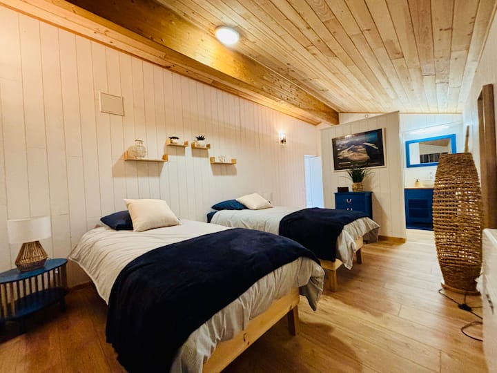 קוקון פשוט וחם מעץ, שנועד לענות על הצרכים שלכם. היא מורכבת משתי מיטות זוגיות בגודל 90X200 ס"מ, המוצגות כאן כמיטות נפרדות. 