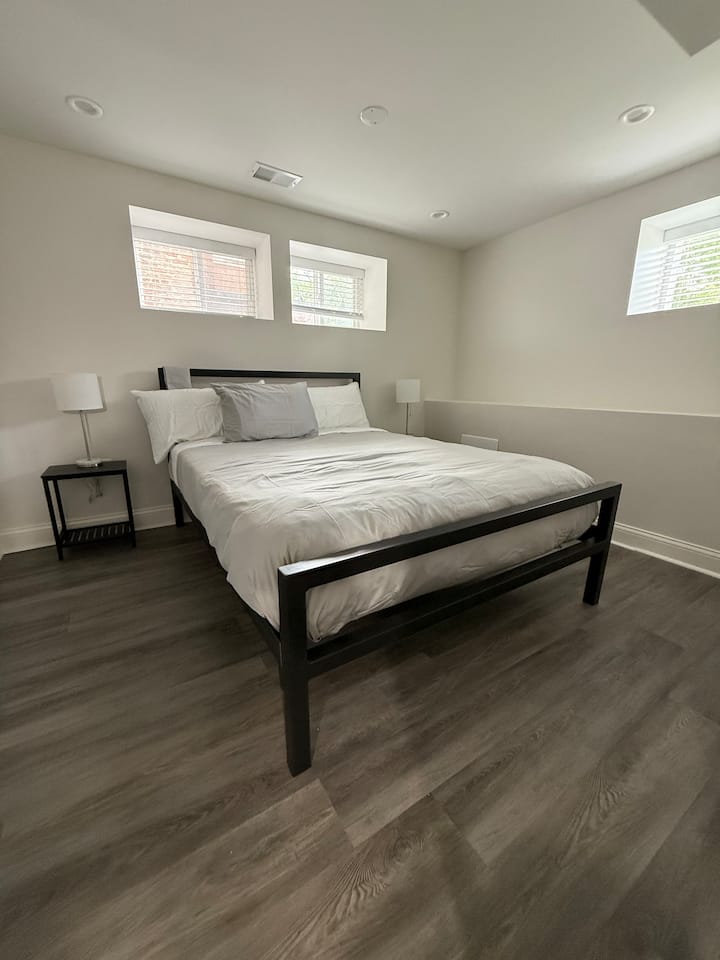 Во спалната соба 2 има современа соба и брачен кревет со долен шалтер и памучни чаршафи. Штандови за ноќевање со прилагодливи светилки во 3 насоки. Голема прошетка во плакар со 4 фиоки. Вентилатор на таванот и ѕиден 43-инчен паметен телевизор Samsung. 