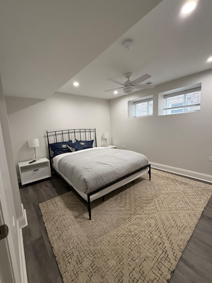 Современа брачна спална соба со мебел CB2. Секоја спална соба има своја приватна прошетка во плакар, гардеробер и 43-инчен паметен телевизор Samsung. Шепнете тивок вентилатор на таванот на ловецот. Душеците и перниците се целосно покриени со заштитни прекривки за ваша погодност. 