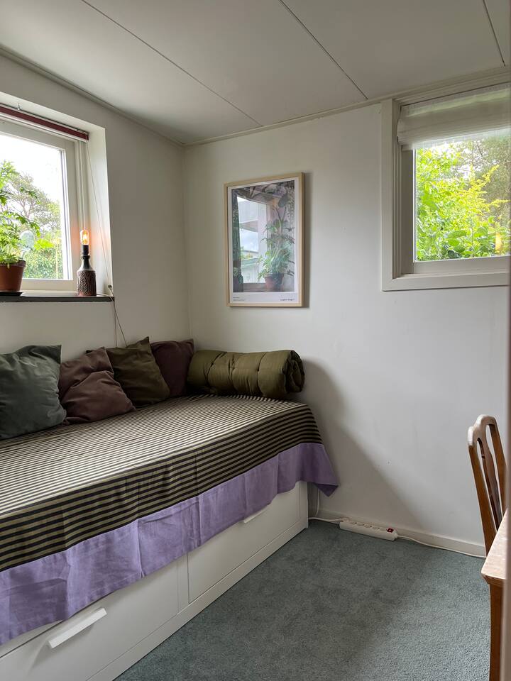 Საძინებელი გამოსაწევი საწოლით, რომელიც 80 სმ ან 160 სმ-ია. 