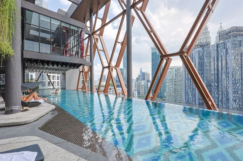 Infinity pool, near the twin towers, easy to get around, free WiFi - Apartments for Rent in ...