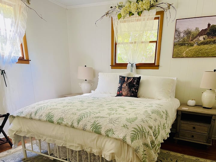 Comfy queen bed with great light, a dressing table and antique chest of drawers, and ample closet space. 