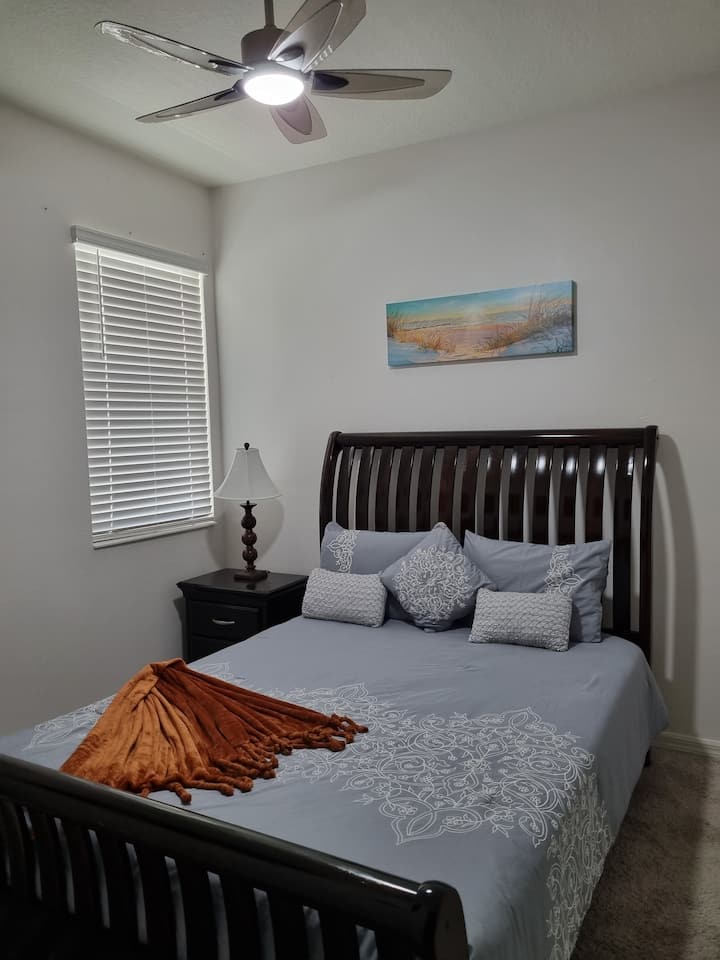 Ლამაზი საძინებელი მიკროტალღური ღუმელით, სმარტ-ტელევიზორით,  ჭერის ვენტილატორით და კარადა სახლიდან გაუსვლელად  