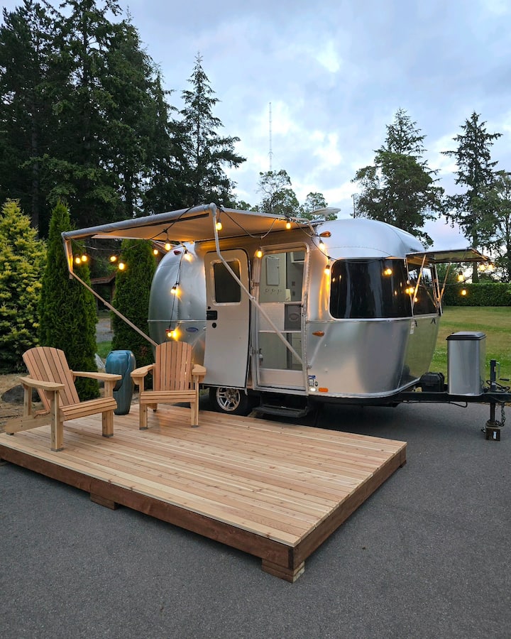 Bambi Airstream me një pamje spektakolare të portit Quatermaster 