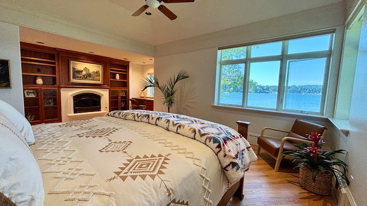 Master Suite ka një krevat dopio "king", oxhak me gaz me telekomandë, pamje të mahnitshme të Quartermaster Harbor, zonë pune dhe banjë brenda suitës.