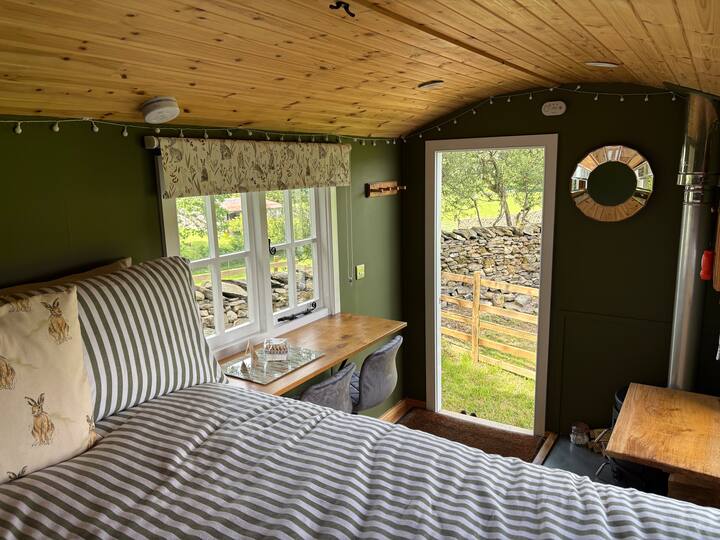 Scouts Hideaway, Cosy Traditional Shepherd’s Hut - Hawkshead