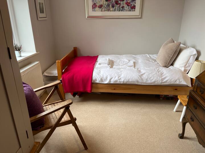 Acogedor dormitorio con una cama individual grande de 1 m de ancho.