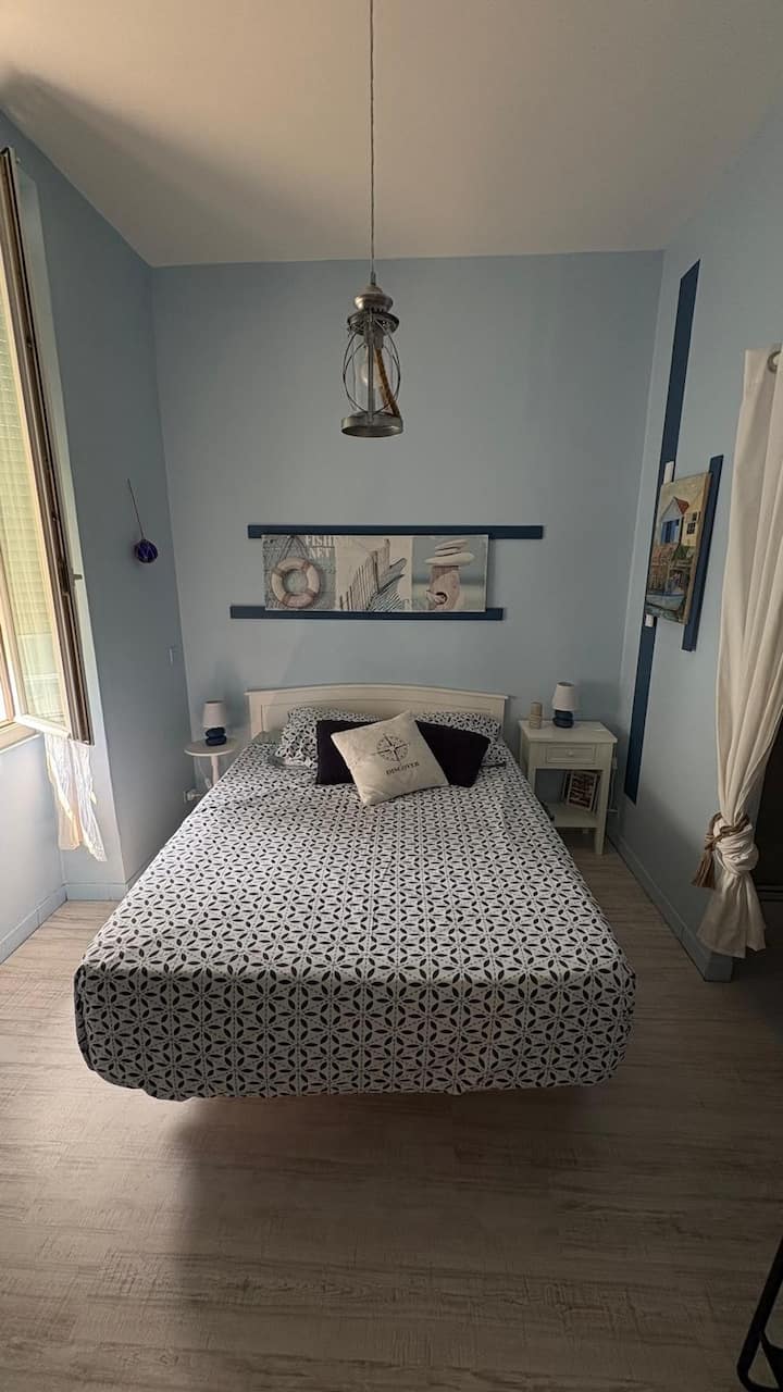 samostatná spálňa s kúpeľňou (umývadlo a sprcha) a vlastným WC 