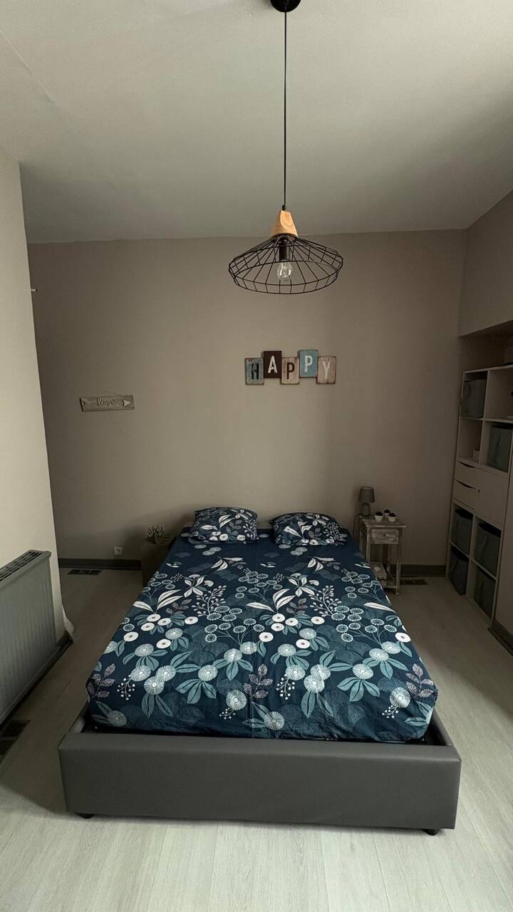 spálňa s vlastnou sprchou a WC