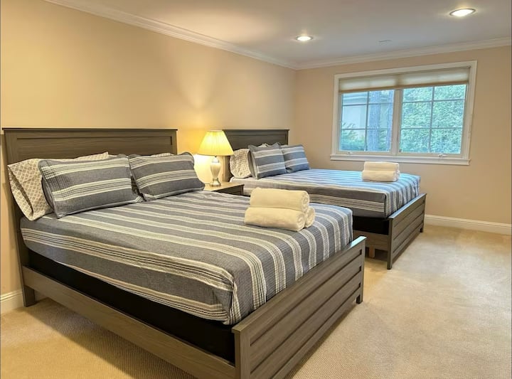 ห้องนอนชั้นสองมีเตียงควีนไซส์ 2 เตียง