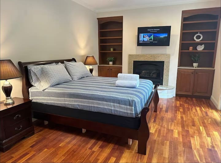 เตียงนอนสบายในห้องที่กว้างขวาง