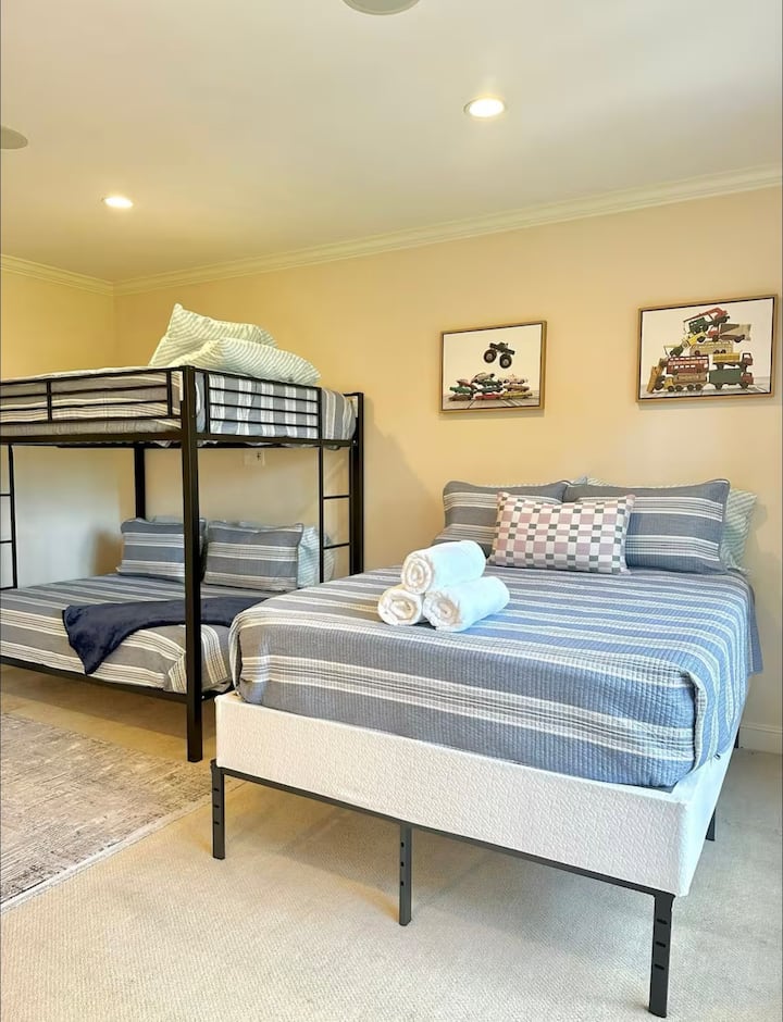 เตียงสองชั้นมีที่นอนเต็มขนาด 2 อันและเตียงควีนไซส์ 1 เตียงพร้อมห้องน้ำในตัว