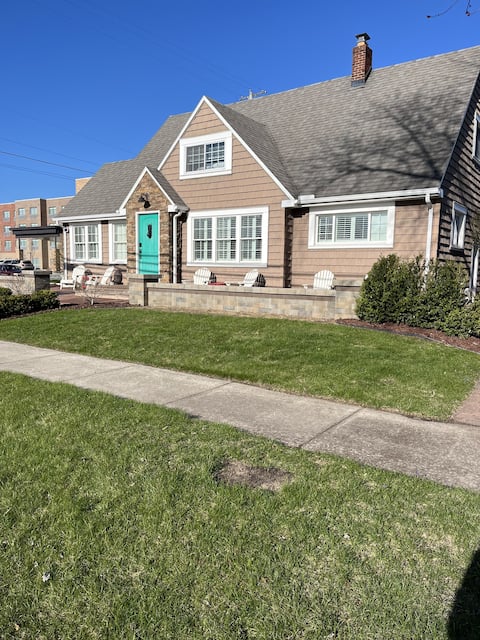 5 BR House Downtown Oscoda - Walk to the Beach!