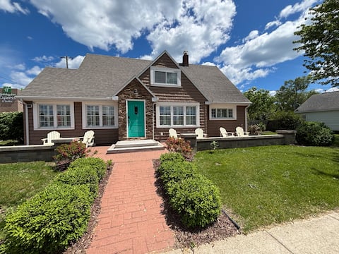 Downtown Oscoda - Steps to Lake Huron - Sleeps 13!