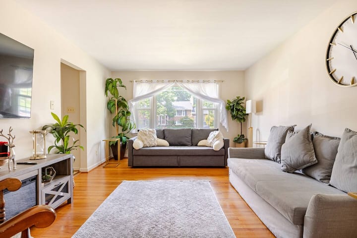 Charming 3br | Dc | Parking, Wi-fi & Peaceful Yard - Fairfax, VA