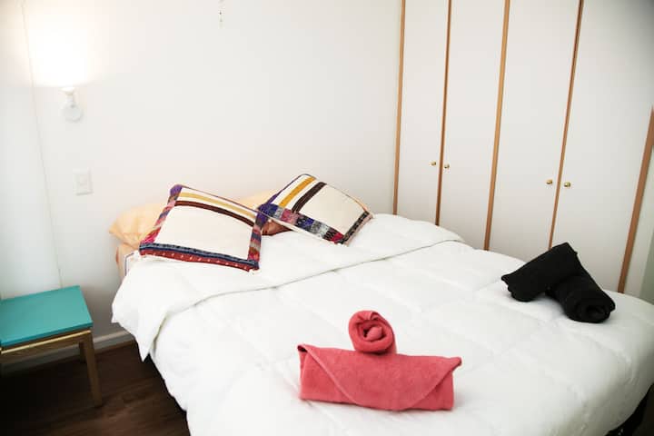 Quarto com cama europeia, criado mudo, luzes de leitura LED, sistema de cortina de tela cheia, armário e acesso ao banheiro.