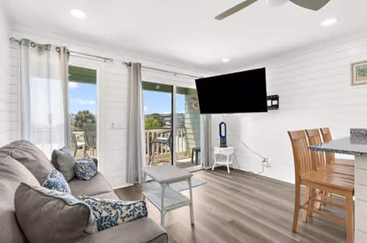 Beachfront Isle Of Palms Getaway - Mount Pleasant, SC