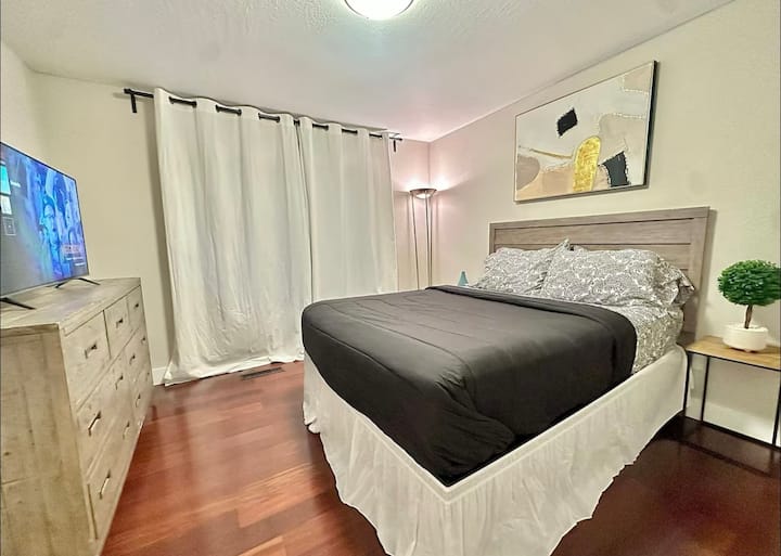 Опуштете се во оваа удобна спална соба